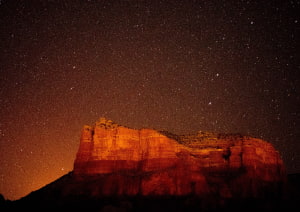 Вид пика на фоне звездного неба